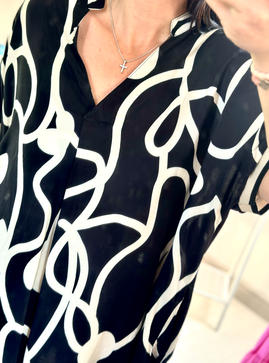 Made in Italy Black and Beige Heart Print Side Pocket V-Neck Tunic
